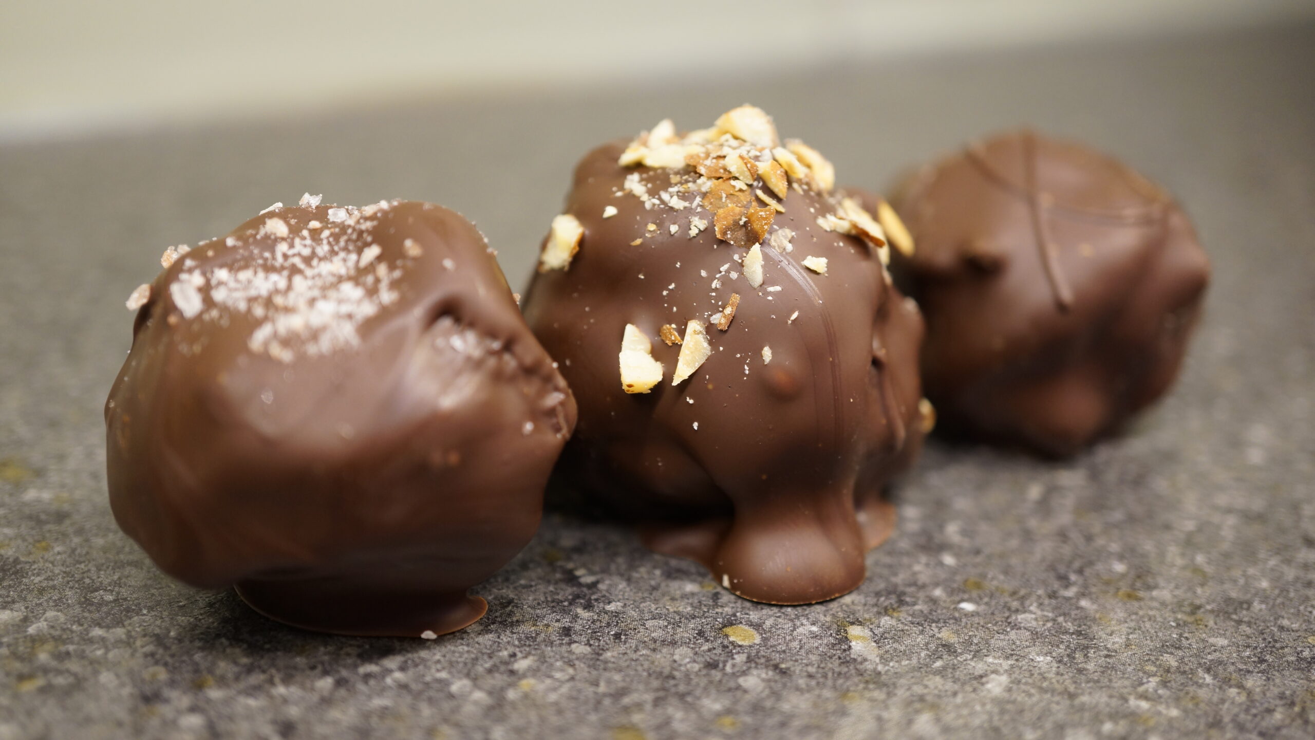 homemade-raw-organic-chocolate-truffles